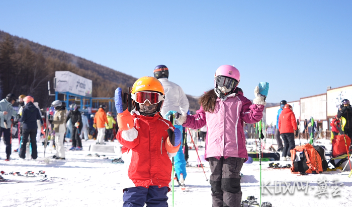 崇礼滑雪场游客络绎不绝。长城网·冀云客户端记者 康紫祎 摄