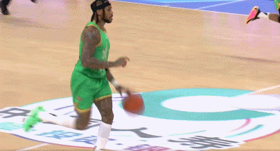 减重不减力量！莫兰德带球突进撞翻贾尔斯 随后上篮稳稳命中