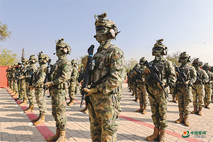 　　中方参演官兵在演习开始仪式现场。王连彬摄