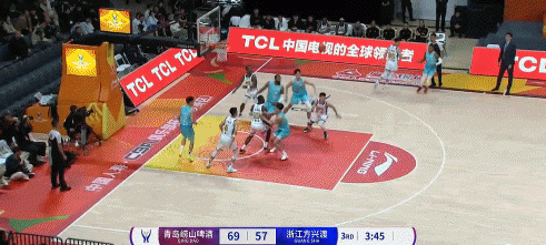 终于破荒！孙铭徽反击一条龙上篮 本场首记运动战进球&此前7中0