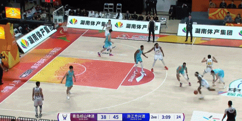 外援配合！布朗突破击地妙传 卡尔顿滑翔双手暴扣！