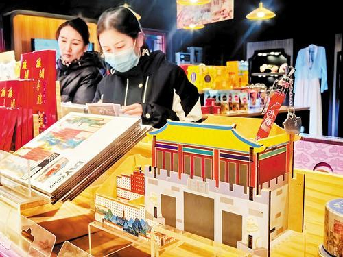     11月9日，游客在承德文创中心旗舰馆选购文创产品。    本组图片由本报记者陈宝云摄