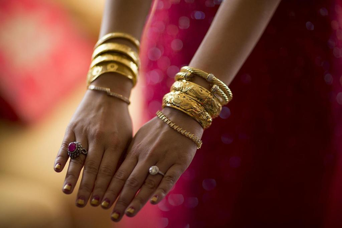 香港，婚礼上新娘佩戴的金饰。