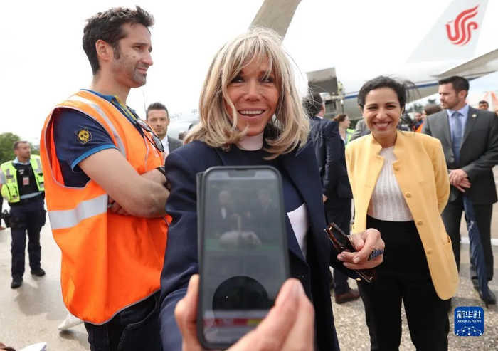 ​2023年7月25日，法国第一夫人布丽吉特·马克龙向记者展示她与“圆梦”在命名仪式上的合影。（图源：新华社）