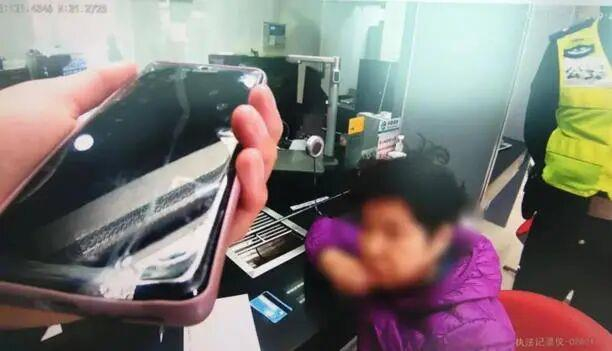 △民警在银行劝阻老人转账（图源：静安警方）