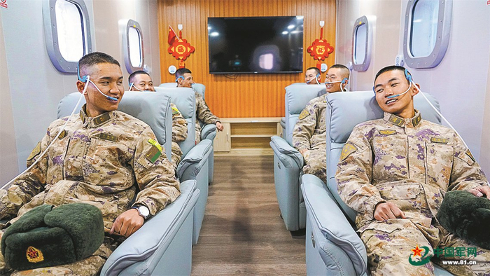 　　新疆军区某部高压氧舱内，官兵在吸氧休息。