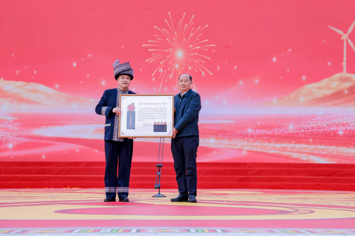 季心诠代表湖南省祝贺团向江华瑶族自治县赠送贺礼