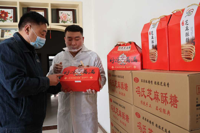 冯氏芝麻糖传承人展示新产品。赵林颖摄