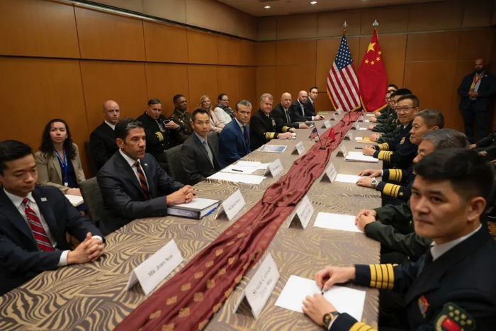 ▲10月31日，中国防长在马来西亚与美国防长赫格塞斯举行会晤。