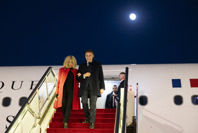 12月3日，马克龙（右）和妻子布丽吉特抵达北京。 图源：新华社