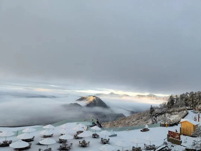 ▲西岭雪山今秋第一场雪