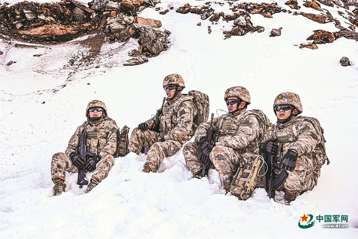 　　巡逻间隙，西藏军区某部巡逻官兵使用便捷制氧装备吸氧。