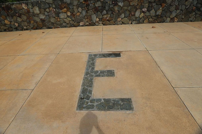 ▲地上有爱泼斯坦首字母E