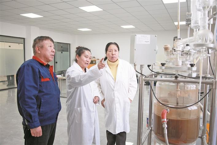     新疆希普生物科技股份有限公司实验室内，研发人员正在进行棉籽酶解蛋白实验（摄于12月1日）。    杜仪  朱小丽  摄