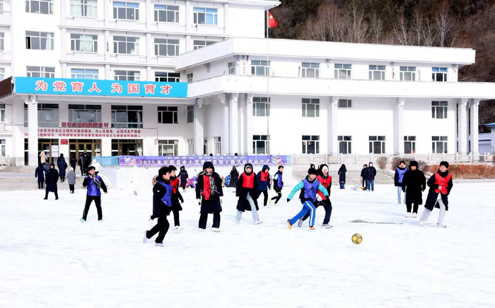 12月3日，安图县教体局在东风学校举办安图县中小学雪假系列主题活动。陈士宝 摄