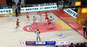 火力全开！塔克抢断后长传助飞卡尔顿 广厦轰16-3领先天津20分