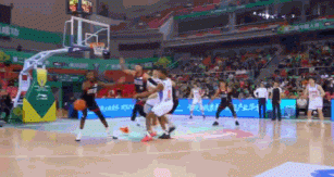 身体素质炸裂！深圳外援史密斯半场8中5轰下20分1板3助2断2帽