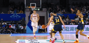 看着都疼！黑根斯突破挨了萨林杰一肘子 下场后表情发懵