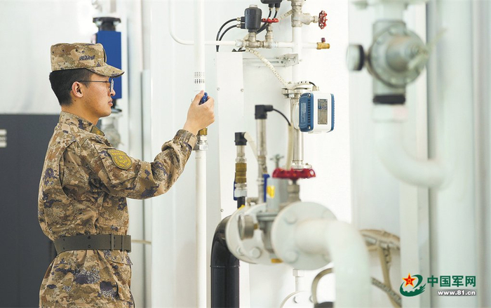 　　西宁联勤保障中心某部一名制氧员正在检查制供氧设备。