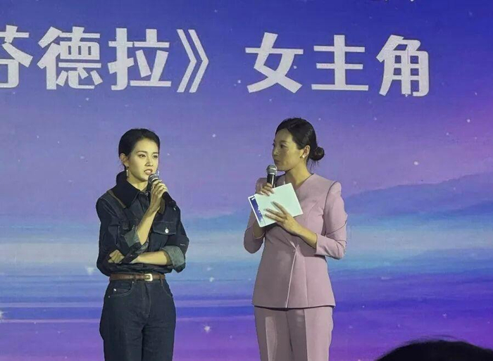 第三屆杭州·微短劇大會上，爆款微短劇《盛夏芬德拉》主演郭宇欣上臺發(fā)言。 于量 攝