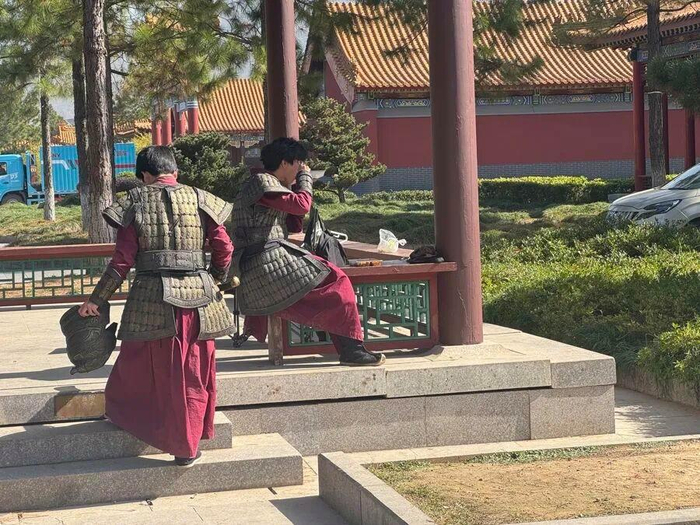 片場一角，兩名演員正在休息。 于量 攝