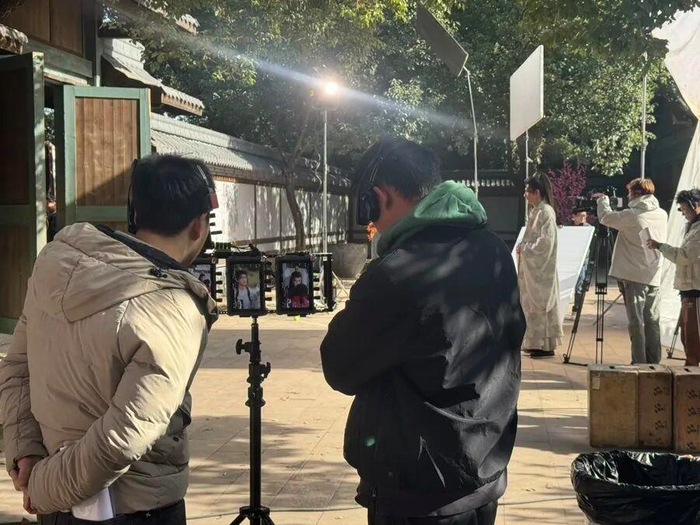 豎置的監(jiān)視器，是微短劇片場的特征之一。 于量 攝