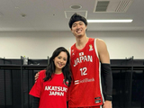 夫人又变美了😍渡边雄太妻子晒照 男篮世预赛现场为丈夫助威！