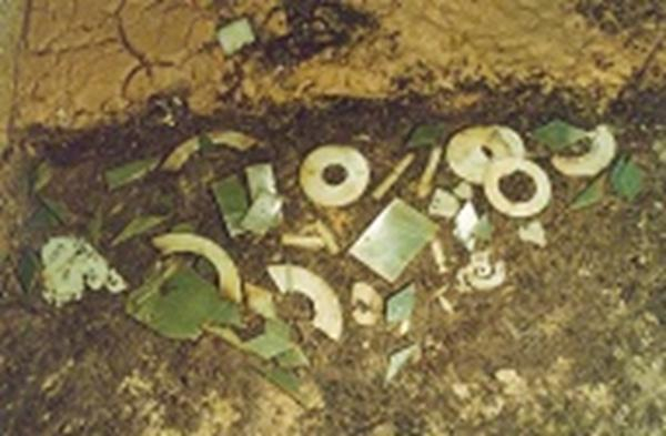 狮子山西汉楚王陵地宫主墓室地面一角，清除淤土后暴露的玉器。