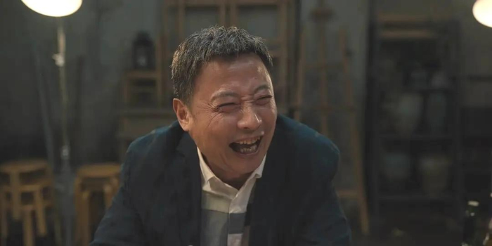 《爱情神话》里老乌的这一笑其实是哭 