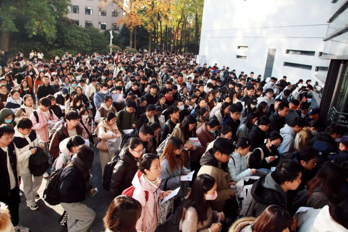 11月30日，国家公务员考试南京林业大学考点，考生开始进场。图/视觉中国