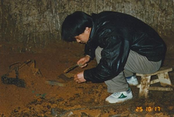 1995年3月，葛明宇正在发掘清理狮子山西汉楚王陵墓室遗物。本文图片均由葛明宇提供