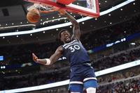 如入无人之境！兰德尔点飞防守杀入内线 轻松上演滑翔劈扣