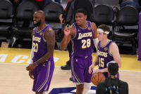 詹姆斯：我看到对方教练让巴恩斯上包夹 这样就漏空八村塁了