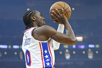 杀疯了！马克西外线开炮独中3记三分 帮助球队保持大比分领先