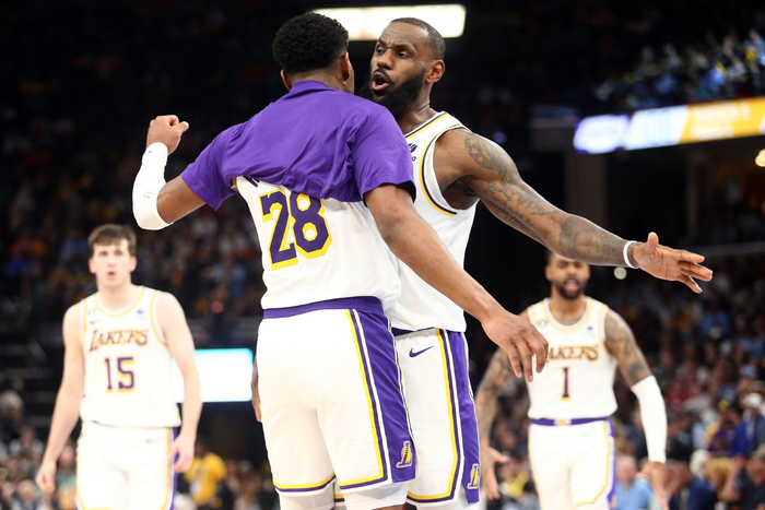 1297场传奇终结又如何？詹姆斯8分仍封神！助攻八村塁绝杀，赢球比纪录重要