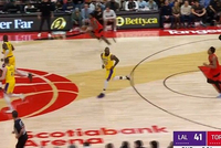 真不容易！詹姆斯空切上篮命中得到本场首分 此前6中0