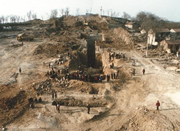 1995年，狮子山西汉楚王陵考古发掘现场全景鸟瞰。