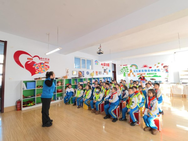 　　孩子们认真听讲