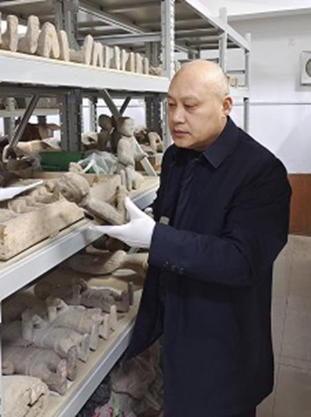 葛明宇正在检查徐州汉兵马俑博物馆库房兵马陶俑。