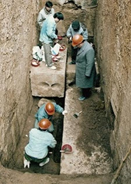 1995年1月，狮子山西汉楚王陵墓主墓门前考古发掘现场，左上为葛明宇。