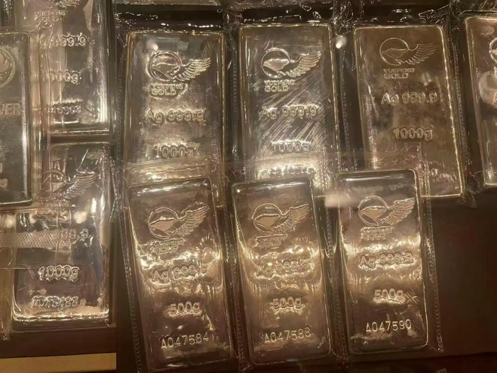 目前水贝销量最好的是500克、1000克的银锭。图片来源：深圳商报，周良成 摄