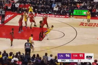 手上真有活儿！里夫斯身体失衡 随手一扔直接打成2+1