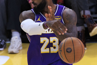 詹姆斯谈最后传球：只是在正确地打球 我整个生涯都是这么做的