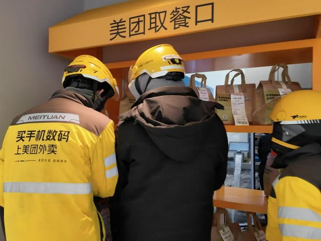 ▲美团外卖将为冬季低温地区商家提供保温袋，提升用户体验。摄影：谭东