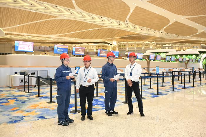 图：广州供电局工作人员检查电房设备确保用户供电可靠（广州供电局 供图）