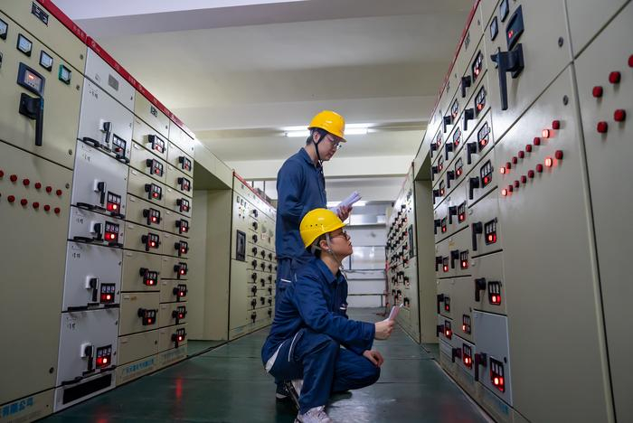 图：白云机场新航站楼投产前，广州供电局工作人员跟机场工作人员讨论机场用电需求，提供全方位的电力保障（广州供电局 供图）