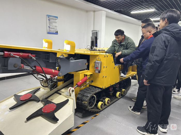 学生在陕西铜川工业技师学院上实训课