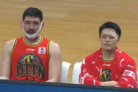 跟CBA比还是差点杨瀚森抢板卡位被肘击喉咙 笑了笑表示没事