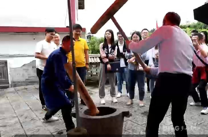 神山村游客体验现场打糍粑