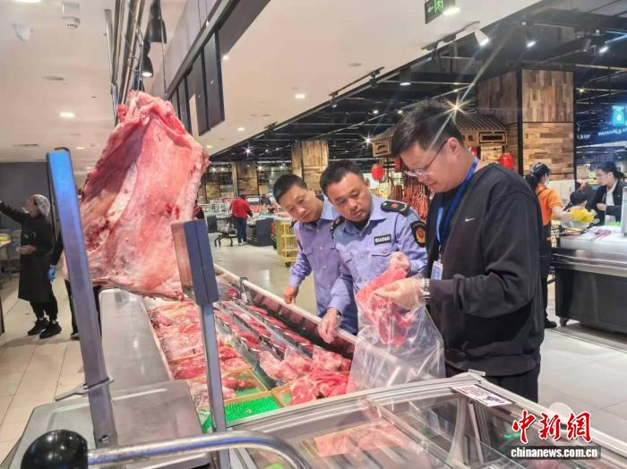 在菏泽市巨野县某超市，工作人员仔细核对肉类商品的检疫证明与新鲜度，确保每份产品安全达标。巨野县委宣传部供图